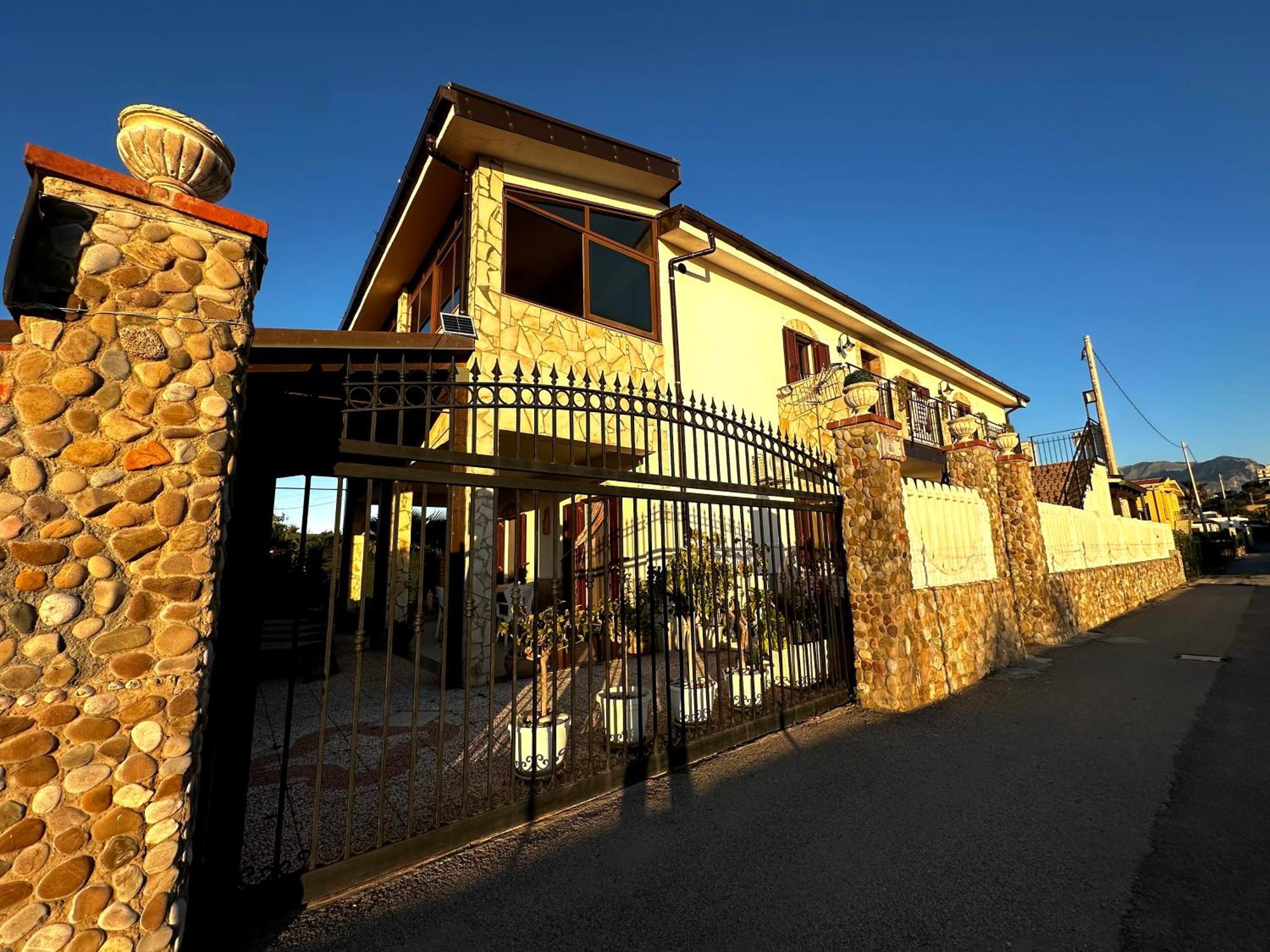 Апартаменти Casa Del Sole Кампофеліче-ді-Роччелла Екстер'єр фото