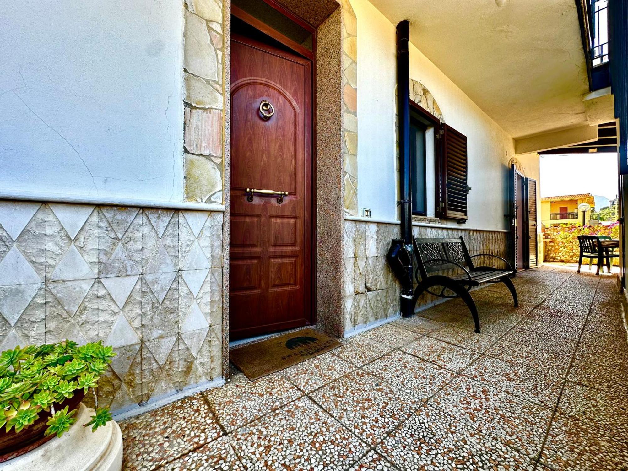 Апартаменти Casa Del Sole Кампофеліче-ді-Роччелла Екстер'єр фото